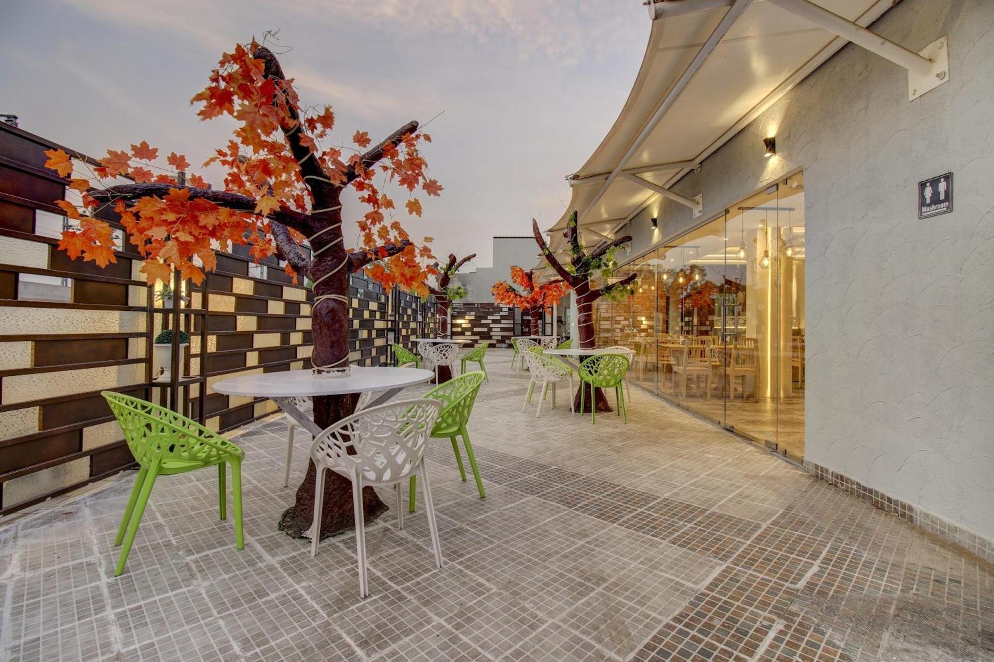 Townhouse Geetraj Near Shalimar Gateway Lucknow Hotel Екстериор снимка