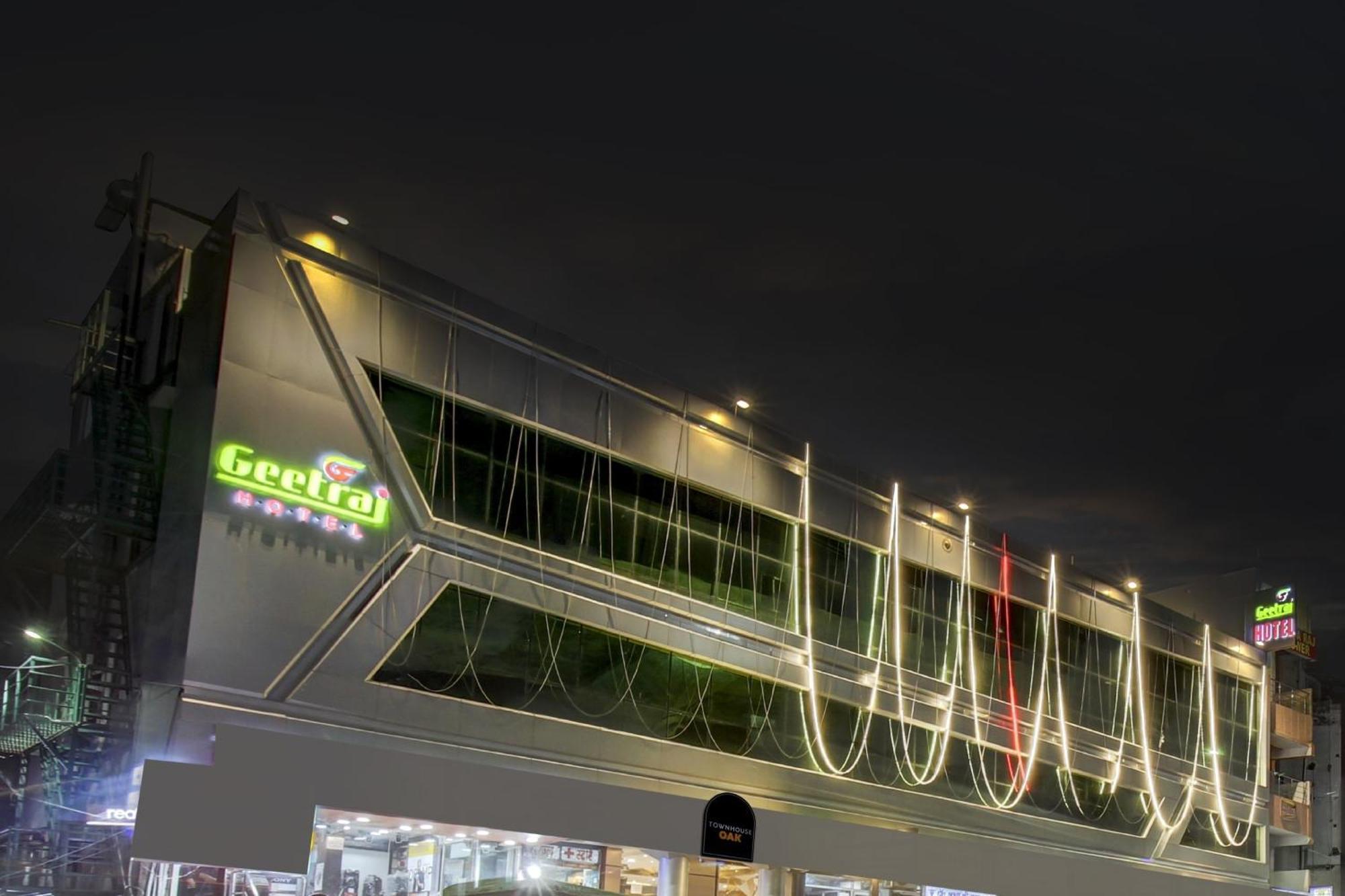 Townhouse Geetraj Near Shalimar Gateway Lucknow Hotel Екстериор снимка