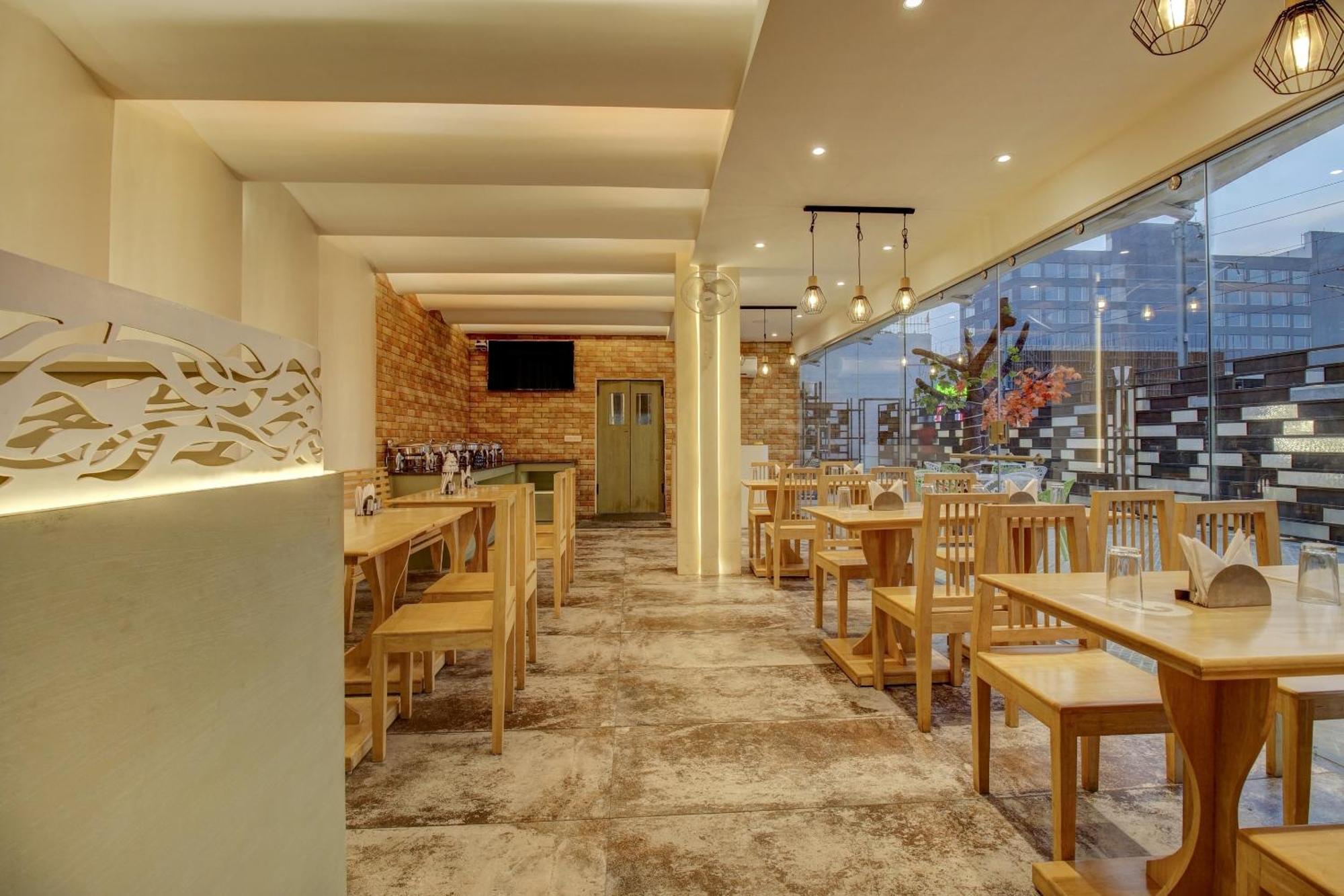 Townhouse Geetraj Near Shalimar Gateway Lucknow Hotel Екстериор снимка
